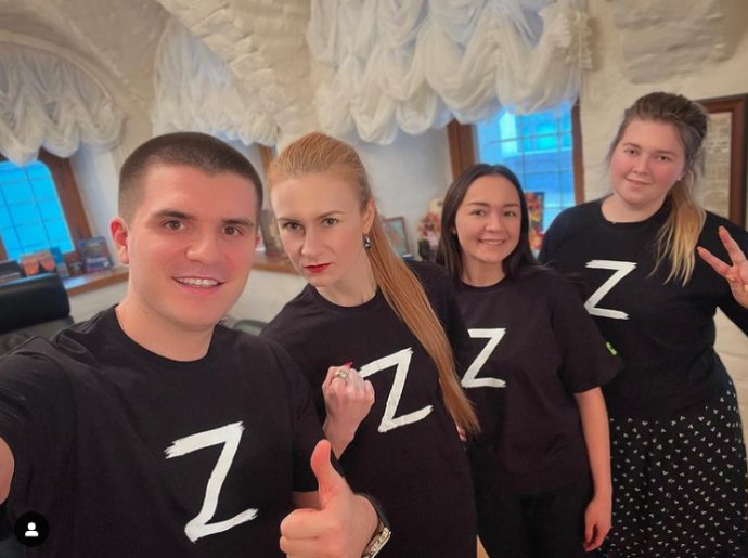 Ruská poslankyňa Maria Butinová (druhá zľava) s kolegami pózovala v tričkách s písmenom Z. Zdroj - Instagram/Maria Butinová
