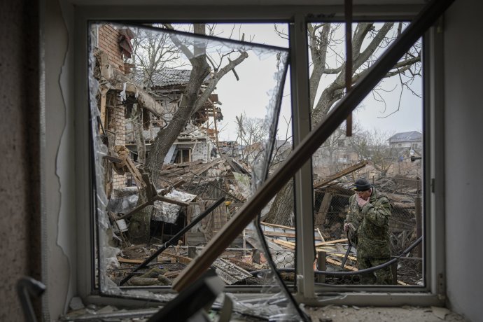 Nálsledky ruského letecký útok v Gorenke pri Kyjeve. Foto - TASR/AP