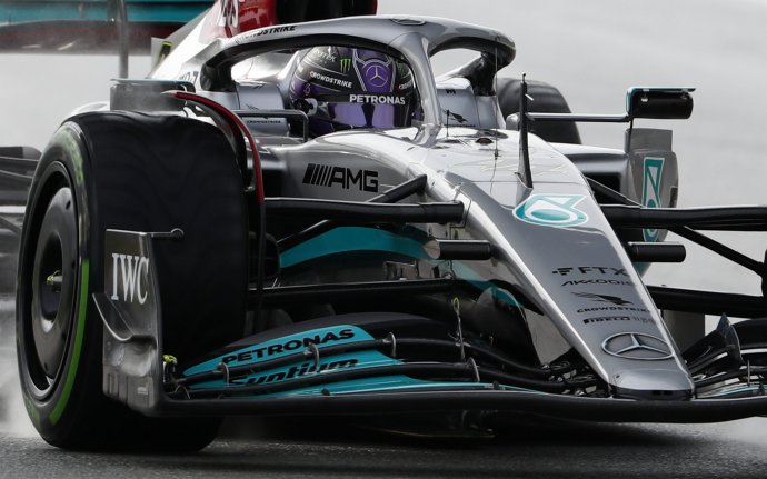 Lewis Hamilton počas testov v Barcelone. Foto - TASR/AP