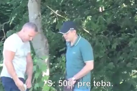 Boris Garbár (vľavo) si strká do vrecka peniaze, ktoré mu dal Solomasov. Reprofoto: Denník N