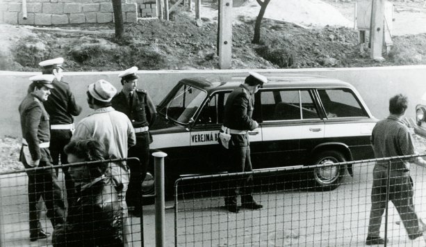 Policajti pred zásahom.