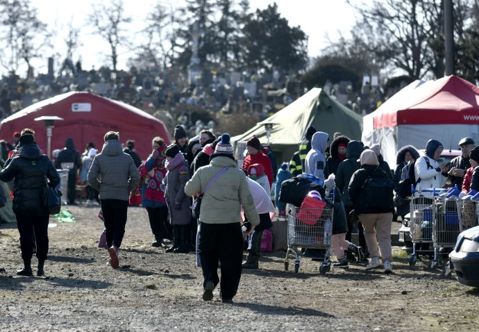 Záchytný stanový tábor pri hraničnom priechode v obci Veľké Slemence. Foto - TASR