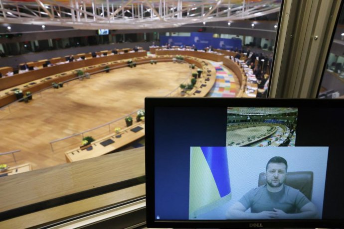 Volodimir Zelenszkij ukrán elnök az unió tagországainak a vezetőihez beszél. Fotó - Twitter/az Európai Tanács szóvivője