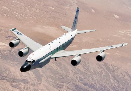 RC-135 – jedno zo špionážnych lietadiel, ktoré monitorujú situáciu na Ukrajine počas letu nad juhozápadnou Áziou. Foto – Wikipédia, U. S. Air Force, Lance Cheung