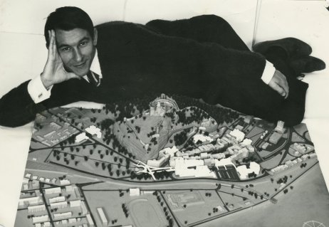 Ján M. Blicha s urbanistickým modelom Trenčína, 1968. Foto – Archív J. H. Blicha