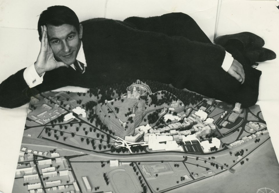 Ján M. Blicha s urbanistickým modelom Trenčína, 1968. Foto - Archív J. H. Blicha