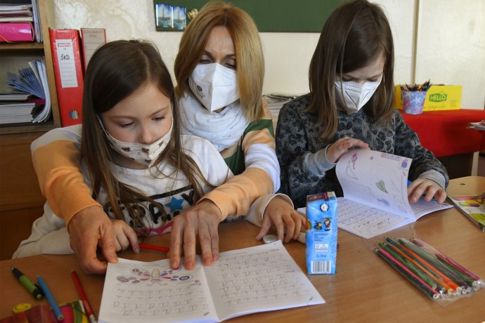Vyučovanie v prešovskej Spojenej škole Tarasa Ševčenka s vyučovacím jazykom ukrajinským, kde prijali aj desiatky detí z Ukrajiny. Foto - TASR