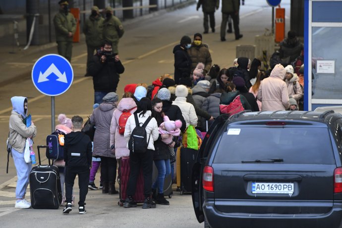 Utečenci z Ukrajiny prechádzajú cez hraničný priechod vo Vyšnom Nemeckom 25. februára 2022. Foto - TASR