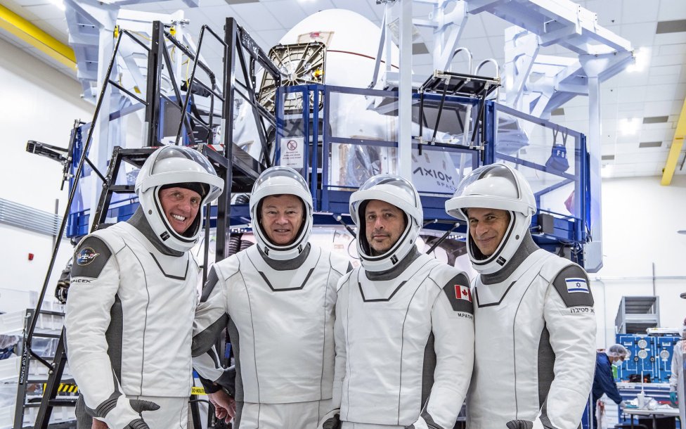 Štvorčlennú posádku tvoria (zľava doprava) pilot misie Larry Connor, veliteľ misie Michael López-Alegría, Mark Pathy a Eytan Stibbe. Foto – Axiom Space