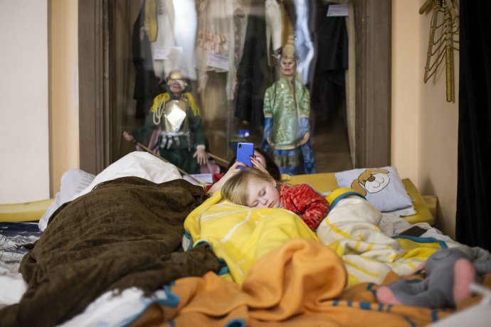 Do Ľviva utekajú státisíce utečencov. Útočiskom sú pre ne aj desiatky kultúrnych inštitúcií, vrátane bábkového divadla. Foto – Deník N/Gabriel Kuchta
