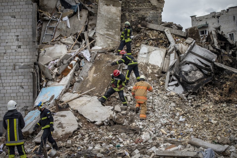 Trosky začali prehľadávať hasiči, ale práce potrvajú aj niekoľko mesiacov. Foto - Deník N/Gabriel Kuchta