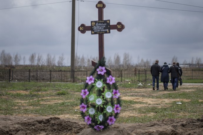 Pohreb v ukrajinskej Buči. Foto - Deník N/Gabriel Kuchta