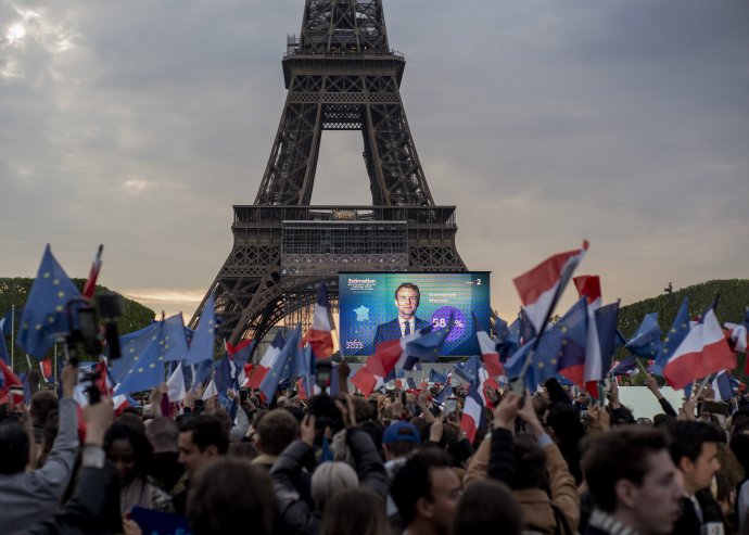 Macron sa teší s priaznivcami pod Eiffelovou vežou. Foto - tasr/ap