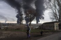 Rafinéria a sklady pohonných látok blízko Odesy po zásahu ruských rakiet (3. apríl 2022). Foto - TASR/AP