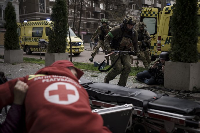 Ukrajinskí vojaci a záchranári v centre Charkiva počas ruského útoku. Foto - TASR/AP