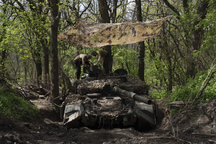 Kamuflovaný ukrajinský tank v Doneckej oblasti čaká na ruský útok. Foto - TASR/AP