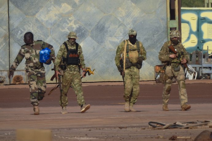 Traja žoldnieri z Wagnerovej skupiny a miestny vojak v Mali. Foto - TASR/AP