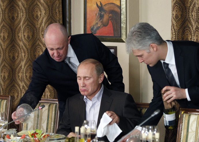 Šéf vagnerovcov Prigožin (vľavo) kedysi slúžil ako Putinov kuchár. Foto - TASR/AP