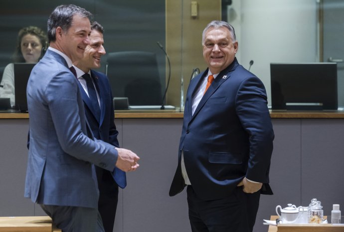 Viktor Orbán s belgickým premiérom Alexandrom De Croom a francúzskym prezidentom Emmanuelom Macronom na marcovom samite EÚ v Bruseli. Foto - TASR/AP