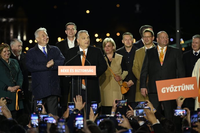 Viktor Orbán oslavuje svoje volebné víťazstvo v noci 3. apríla. Foto - TASR/MTI