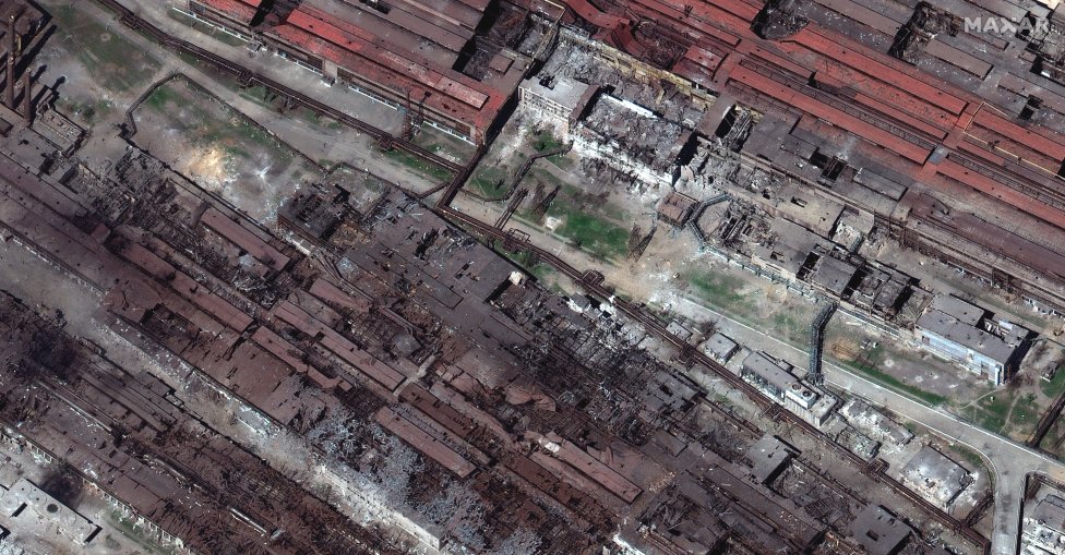 Satelitná snímka Rusmi zničenej oceliarne Azovstaľ v Mariupole. Ukrývajú sa tam stovky ľudí. Foto - Maxar Technologies