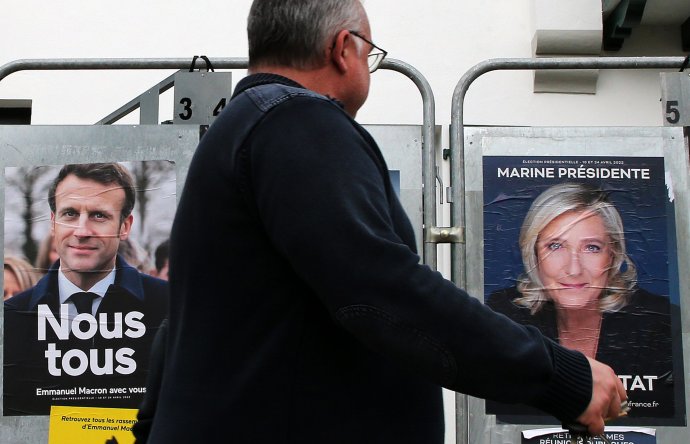 Francúzi a Francúzky si budú vo voľbách opäť vyberať medzi Emmanuelom Macronom a Marine Le Penovou. Foto - TASR/AP