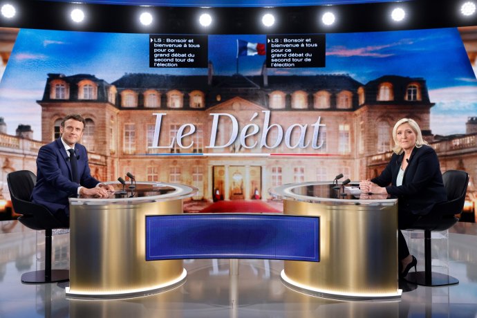 Francúzsky prezident a prezidentský kandidát Emmanuel Macron a krajne pravicová prezidentská kandidátka Marine Le Penová pózujú pred predvolebným televíznym duelom. Foto - tasr/ap