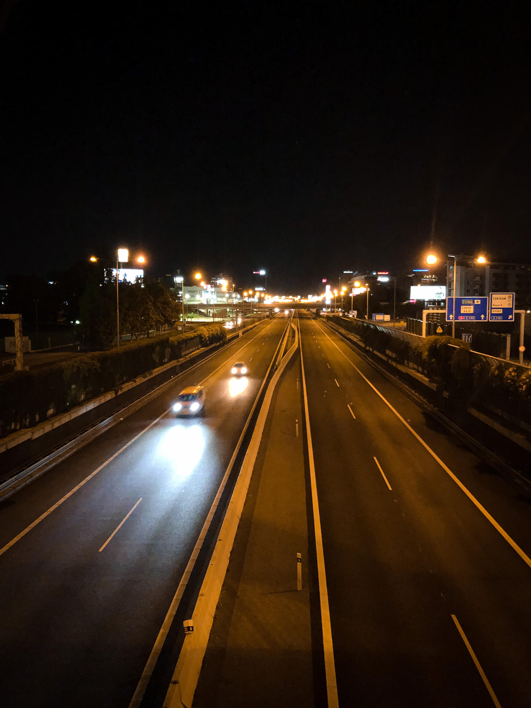 Ekonomický newsfilter: Prekvapivý obrat – áut na slovenských cestách začne ubúdať