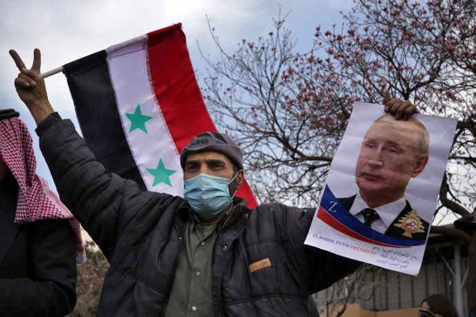 Geopolitika po rusky: Sýrčan s portrétom Vladimira Putina v libanonskom Bejrúte počas demonštrácie na podporu ruskej invázie na Ukrajine. Foto - TASR/AP