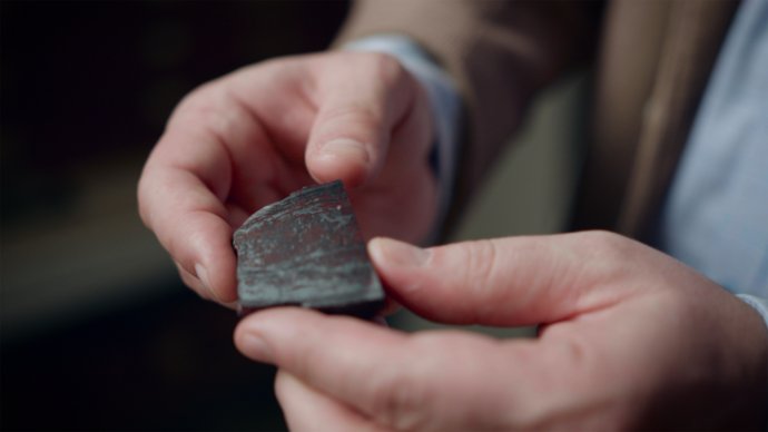 Geochemik Dominic Papineau drží vzorku skúmanej horniny. Foto – GeoUCL/Filmbright
