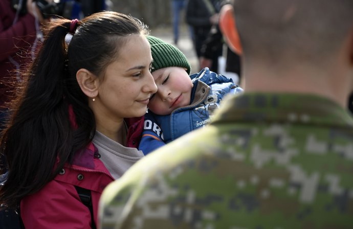 Utečenka s dieťaťom vo veľkokapacitnom centre v Michalovciach. Foto - TASR