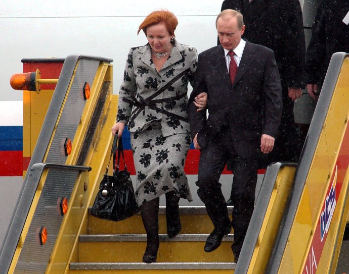 Na archívnej sníme z roku 2005 priletel Putin s manželkou Ľudmilou na stretnutie s americkým prezidentom Georgeom Bushom. Foto - TASR