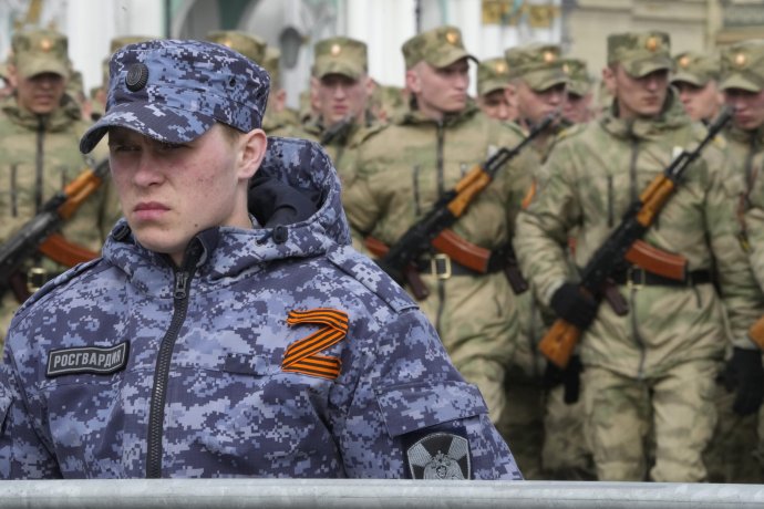 Vojak ruskej národnej gardy s písmenkom Z, z ktorého urobila štátna propaganda nový symbol svojej armády v čase napadnutia Ukrajiny. Foto - TASR/AP
