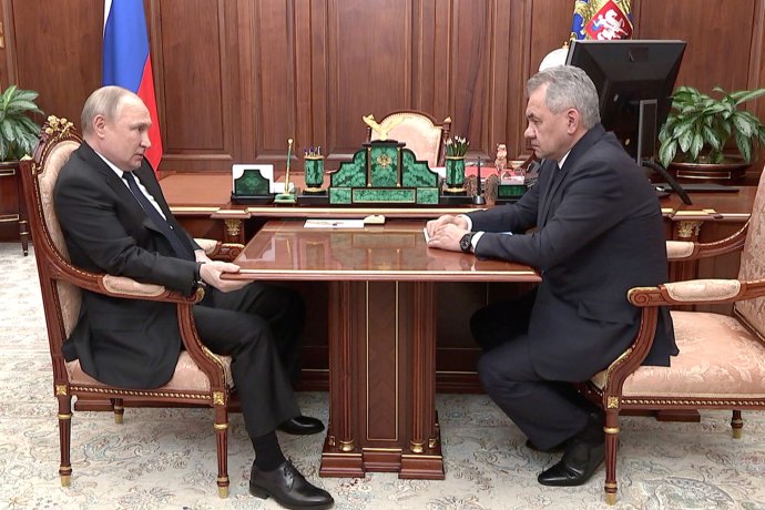 Putin a minister obrany Sergej Šojgu. Foto - TASR/AP