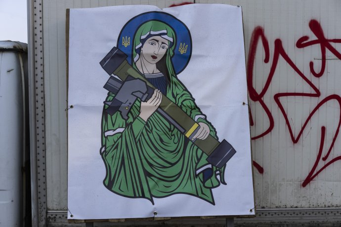 Svätá Javelin. Protitanková zbraň inšpirovala vznik novej ikony - Márie Magdalény so zbraňou v ruke. Foto - TASR/AP