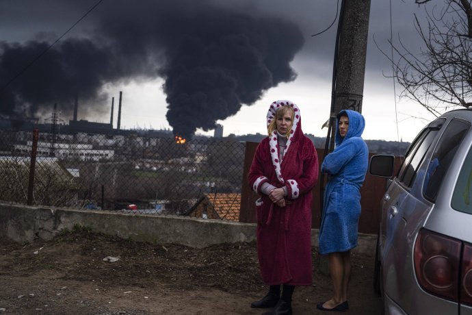 Odesanky 3. apríla pozorujú následky ruského bombardovania. Foto - TASR/AP