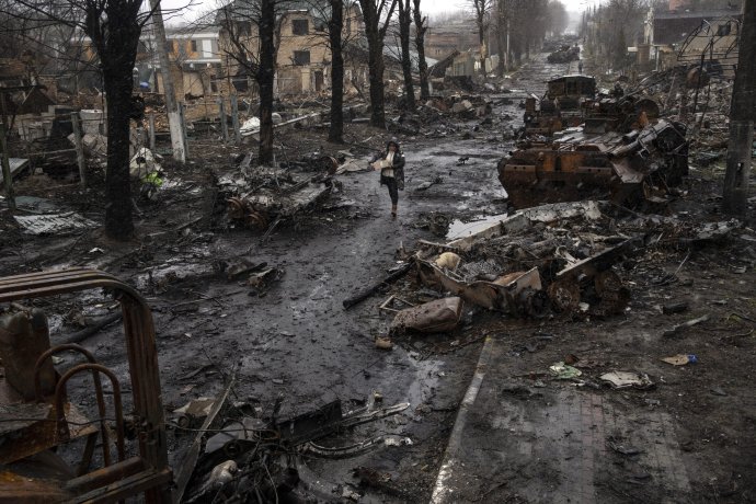 Ukrajinské mesto Buča blízko Kyjiva po odchode ruských jednotiek (3. apríl 2022). Foto - TASR/AP