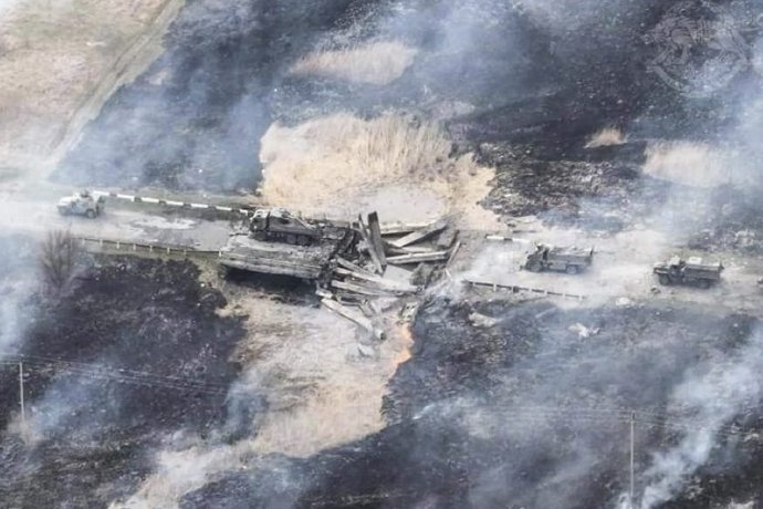 Zničený ruský konvoj pri Iziume. Foto - TASR/AP
