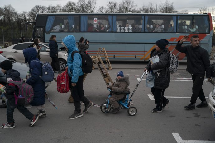 Ľudia z Mariupola prichádzajú do utečeneckého tábora v Zaporižžii. Foto - TASR/AP