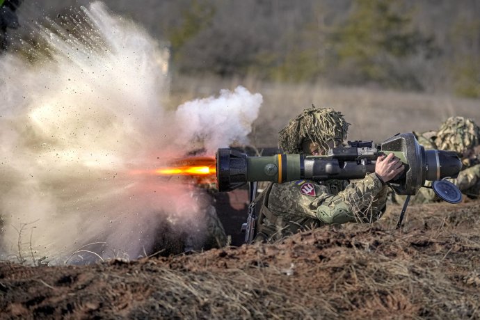 Ukrajinský vojak počas cvičenia s protitankovou strelou NLAW. Foto - TASRP/AP
