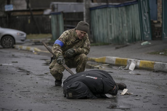 Ukrajinské mesto Buča blízko Kyjiva po odchode ruských jednotiek. (2. apríl 2022) Foto - TASR/AP