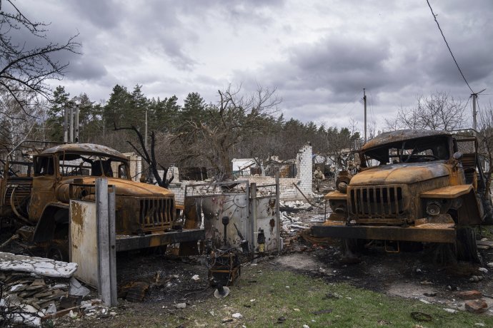 Zničené ruské nákladné vozidlá neďaleko Černihivu. Foto - TASR/AP