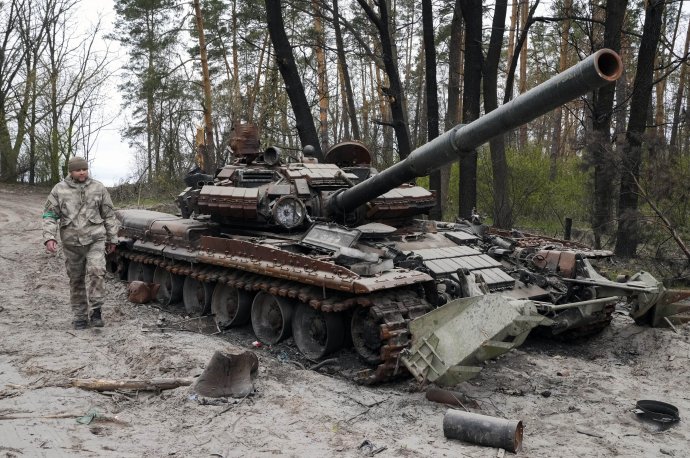 Zničený ruský tank pri Kyjive. Foto - TASR/AP