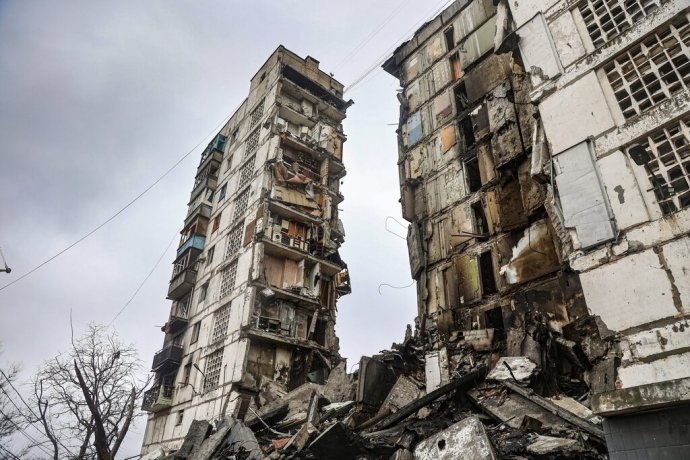 Zničená budova v Mariupole. Foto: TASR/AP