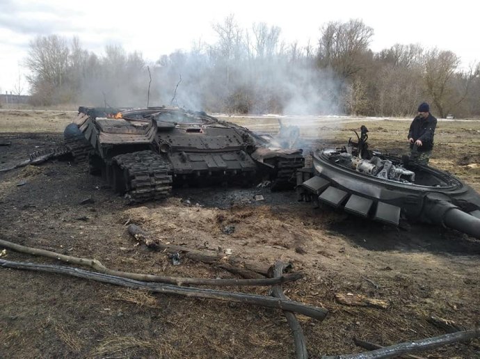 Zničený T-72B3M pri ukrajinských Sumách. Foto - Twitter/Ukraine Weapons Tracker