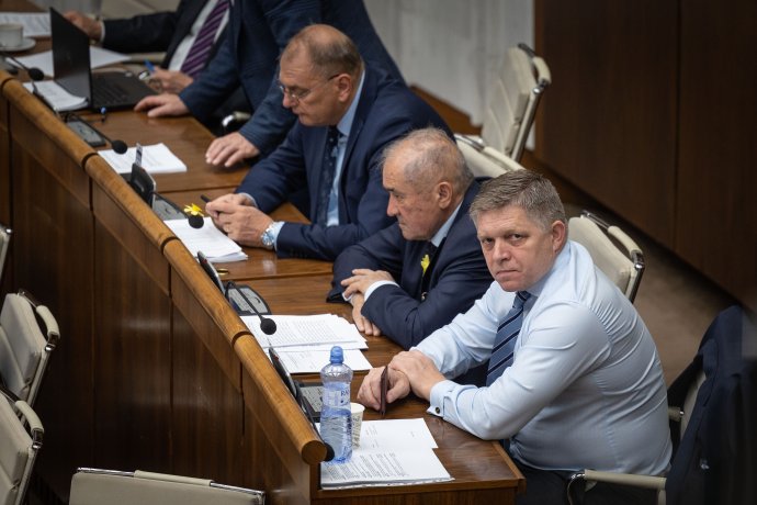 Robert Fico ako opozičný poslanec sedel v parlamente vedľa Dušana Muňka, od ktorého teraz kúpil byt. Foto N - Tomáš Benedikovič