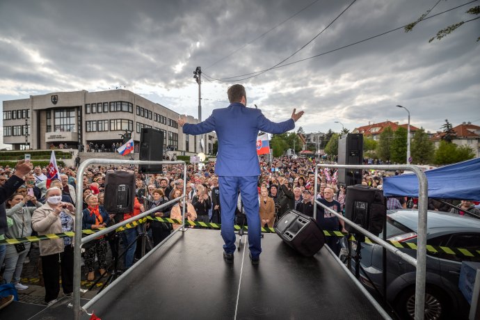 Smer zvolal na štvrtok protest pred parlament na obranu svojho predsedu. Foto N - Tomáš Benedikovič