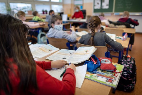 Bombové vyhrážky boli zrejme kybernetickým útokom. Školy otvoria, budú ich strážiť policajti