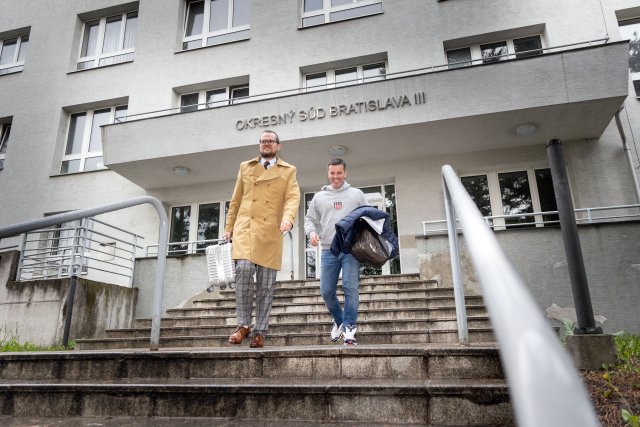Boris Beňa (vpravo) a jeho advokát Peter Kubina v momente, keď ho súd nevzal do väzby pre podozrenie z krivej výpovede. Foto N – Tomáš Benedikovič