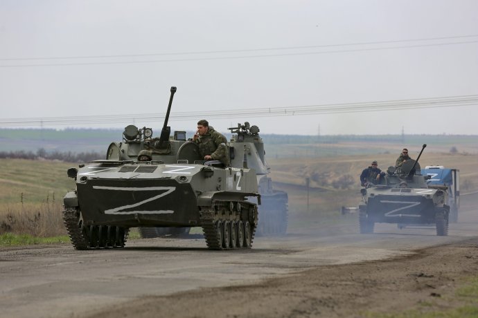 Ruské armádne vozidlá na ceste neďaleko obliehaného mesta Mariupol. Foto - TASR/AP